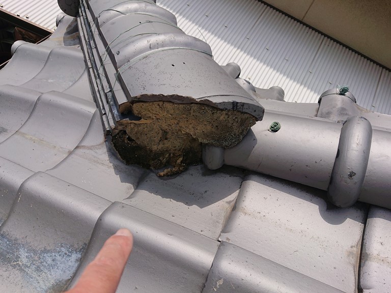 和歌山市で裏鬼部分の漆喰が剥がれて葺き土が見えていました