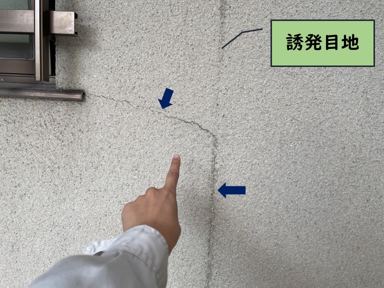 和歌山市で誘発目地や外壁にひび割れ