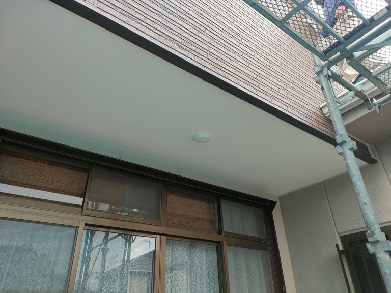 和歌山市で軒天塗装と照明取付工事が完成