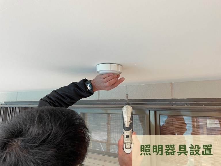 和歌山市で軒天塗装後は照明器具を取り付けました