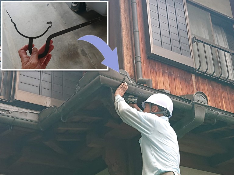 和歌山市で軒樋に受け金具を取り付けて調整します