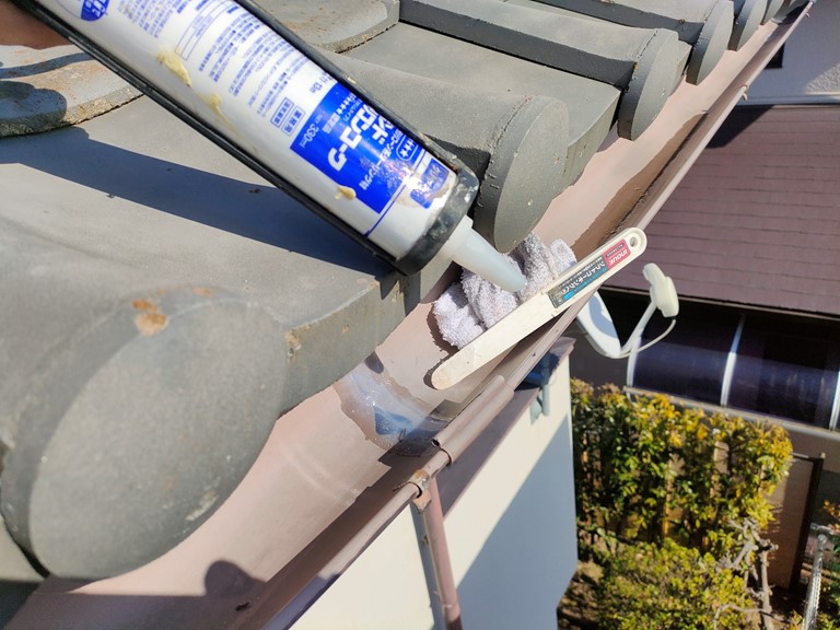 和歌山市で軒樋の継ぎ目にコーキングを充填します