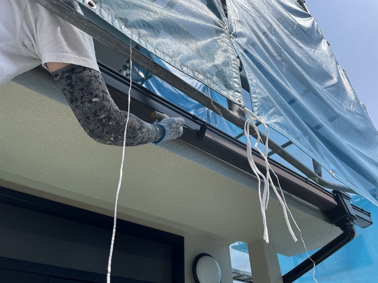 和歌山市で軒樋を塗装します