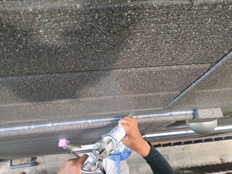 和歌山市で配線がある部分をすべてコーキング充填しました