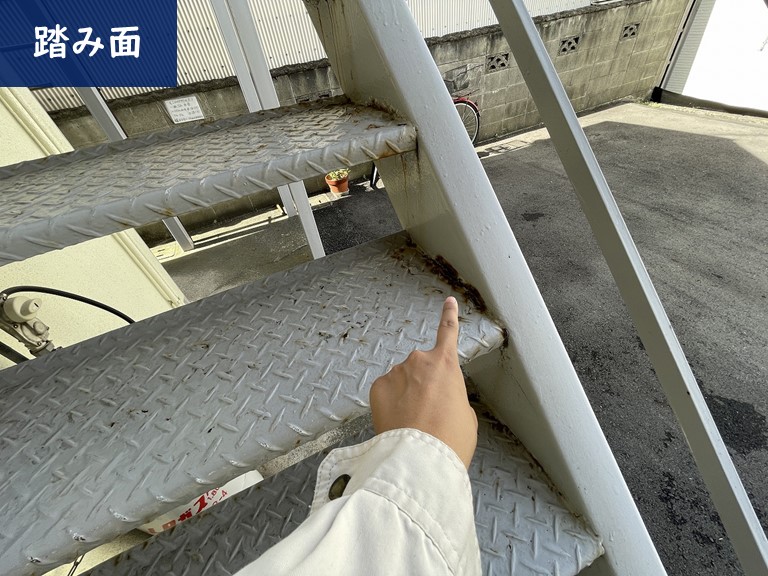 和歌山市で鉄階段の踏面がサビていました