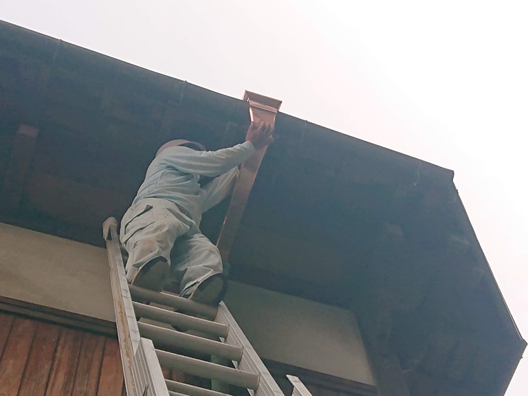 和歌山市で銅製の這い樋と漏斗を固定