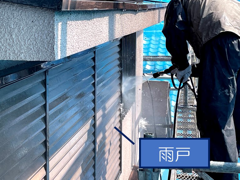 和歌山市で雨戸の高圧洗浄の様子