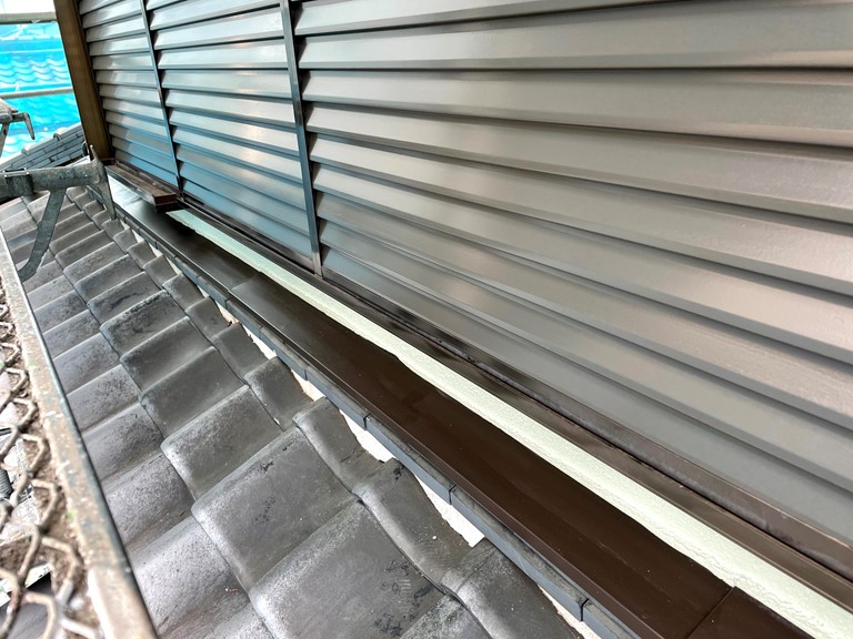 和歌山市で雨押え板金の塗装が完成しました