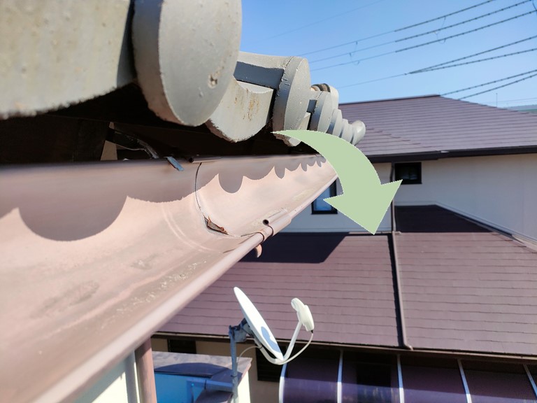 和歌山市で雨樋が外側へ傾いていました