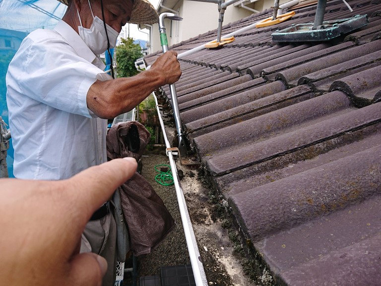 和歌山市で雨樋の清掃を行いました