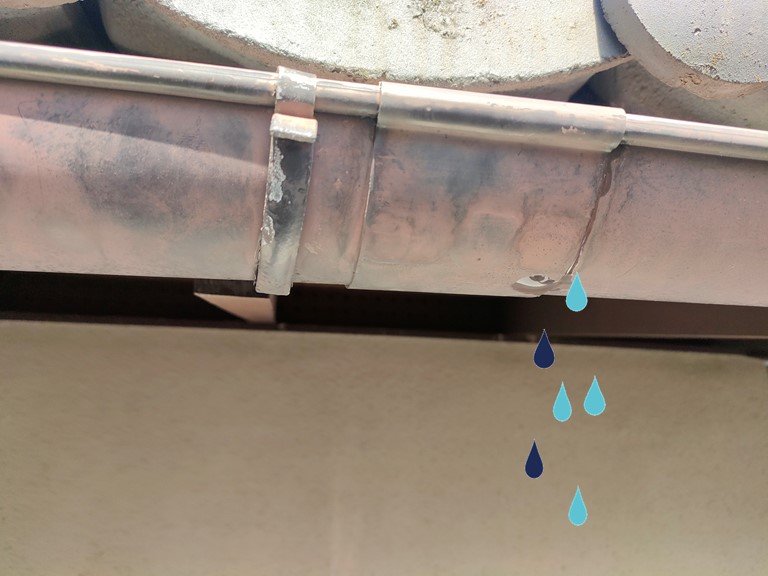 和歌山市で雨樋の継ぎ目かた雨水が出てくるそうです