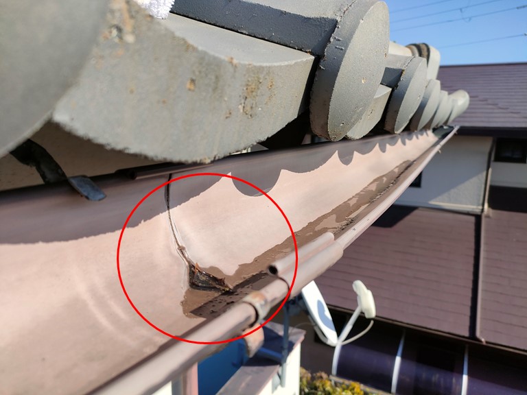 和歌山市で雨樋の継ぎ目にコーキングを充填します