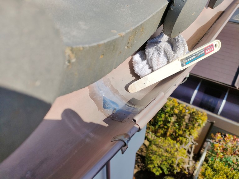 和歌山市で雨樋の隙間をコーキングで塞ぎました