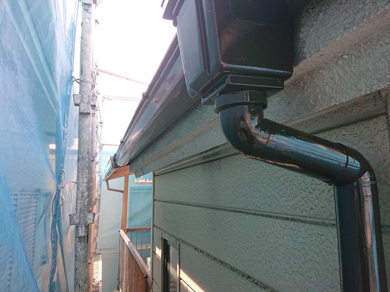 和歌山市で雨樋をシリコン系の塗料で塗装しました