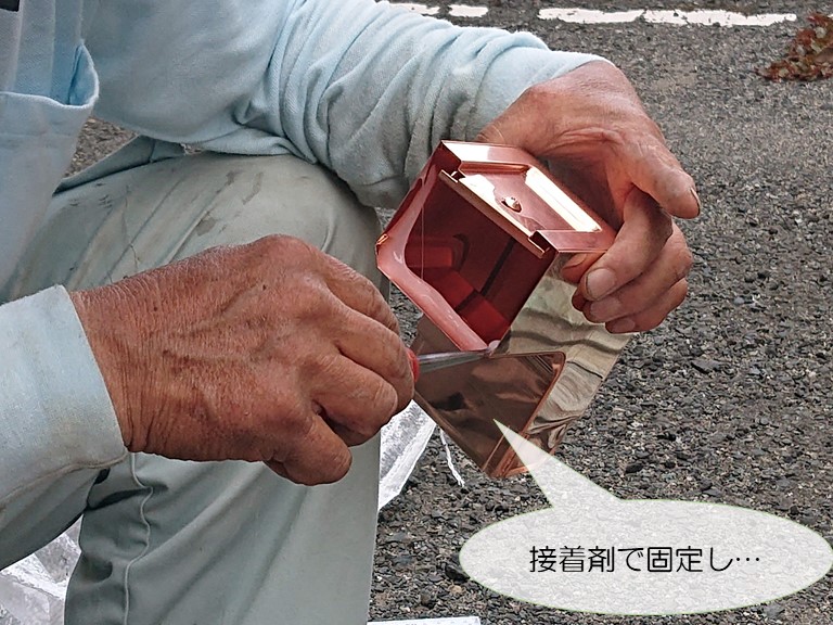 和歌山市で雨樋を接着剤で固定