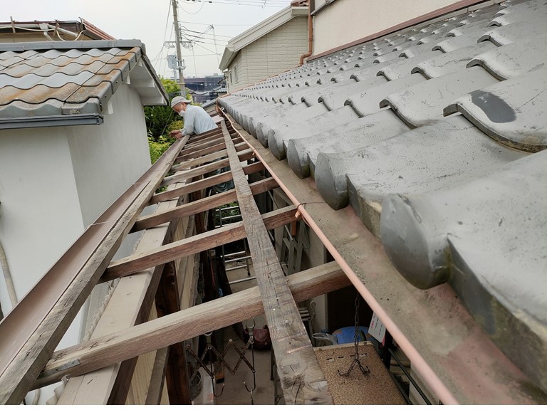 和歌山市で雨樋清掃し雨水が溢れるのを防ぎます