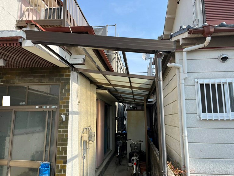 和歌山市のサイクルポートの波板が破損