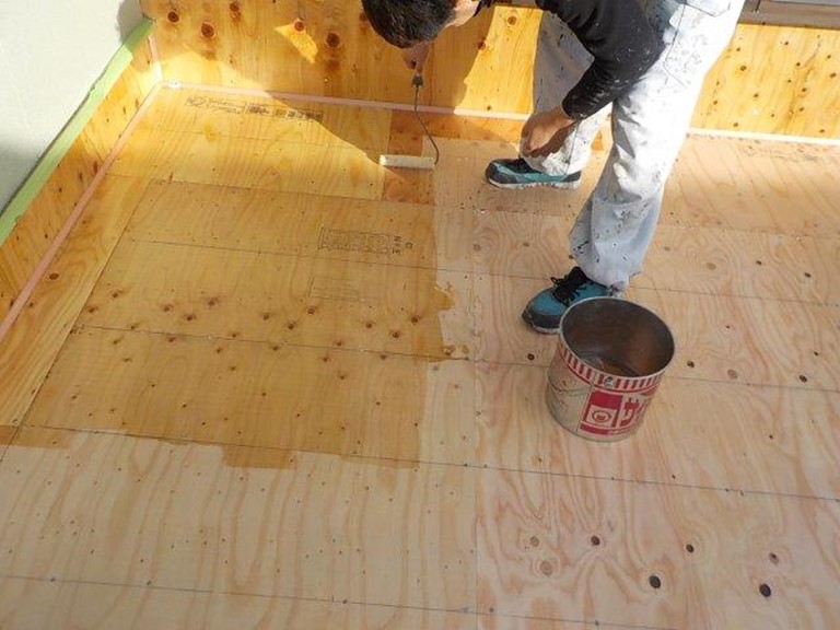 和歌山市のバルコニーにプライマー塗布