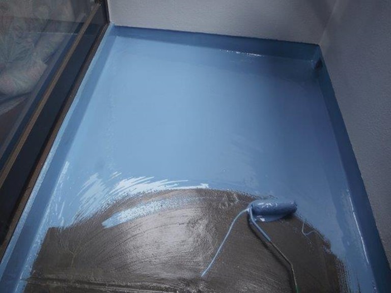 和歌山市のベランダ床に塗膜防水であるウレタンを流します