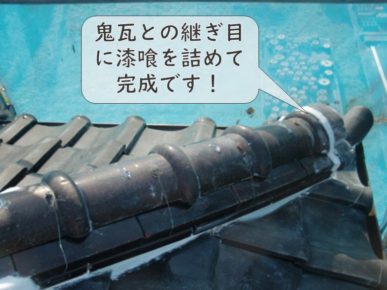 和歌山市の下り棟にあった鬼瓦を固定し、最後は漆喰を詰めていき、完成です