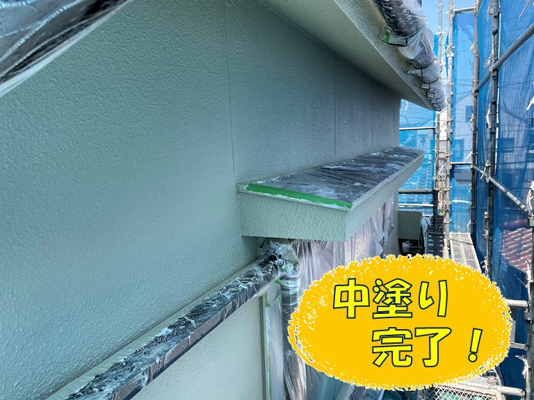 和歌山市の外壁塗装で中塗りの様子
