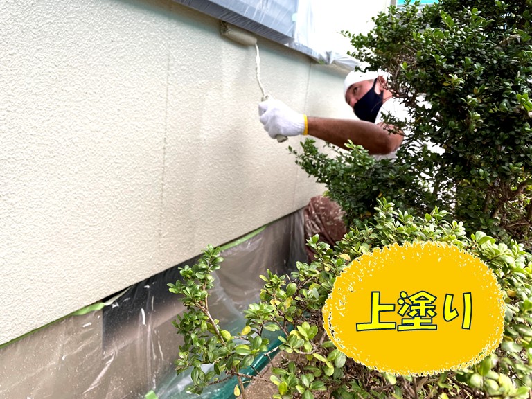和歌山市の外壁塗装で塗膜の強度を上げるために上塗りしていきます