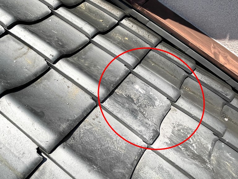 和歌山市の屋根補修で瓦のサイズを合わせて固定しました