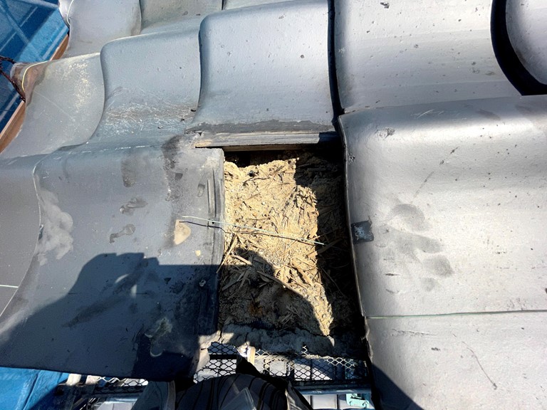 和歌山市の板金のついた瓦を剥がします