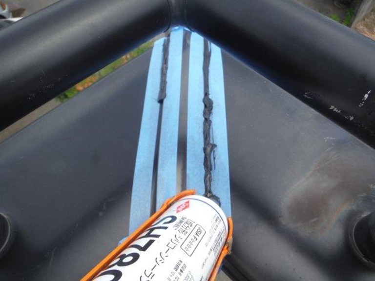 和歌山市の笠木のジョイント目地にもシーリングを充填します