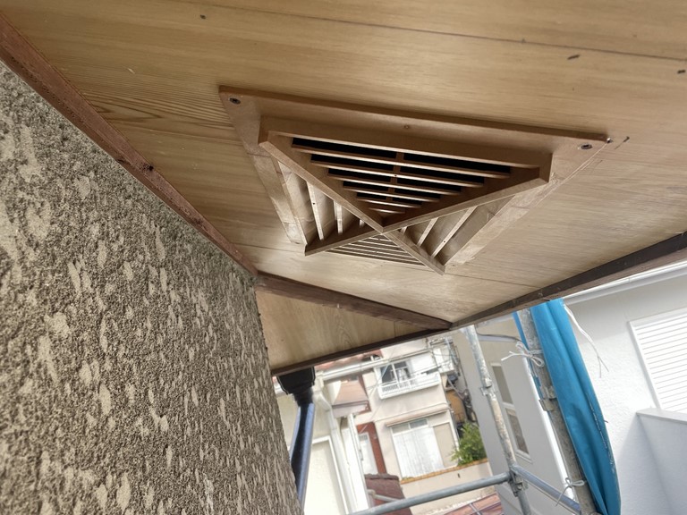 和歌山市の軒天に通気口を設置