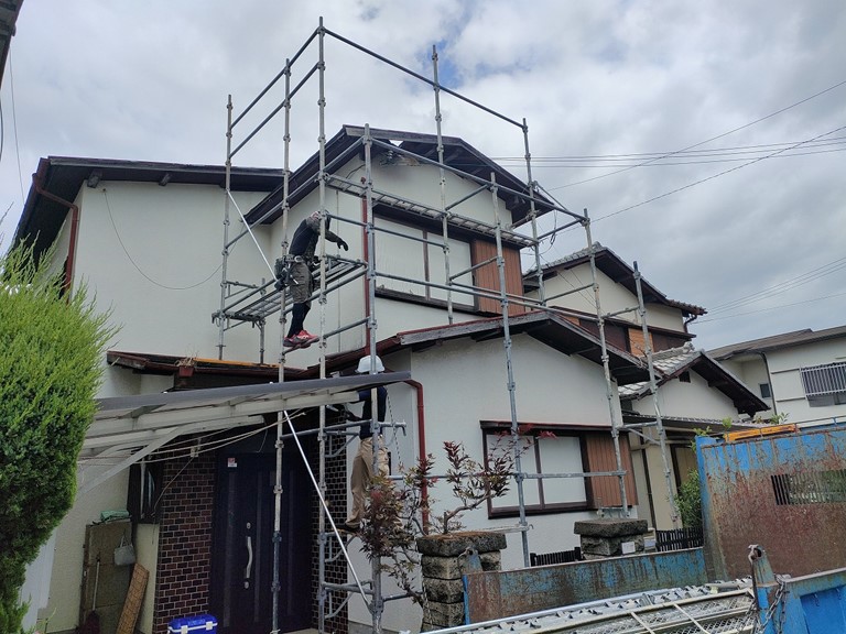 和歌山市の雨漏り修理で足場を設置しました