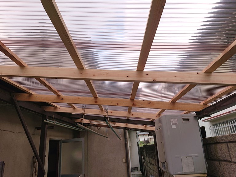 和歌山市の骨組みが木製でポリカ波板を張りました