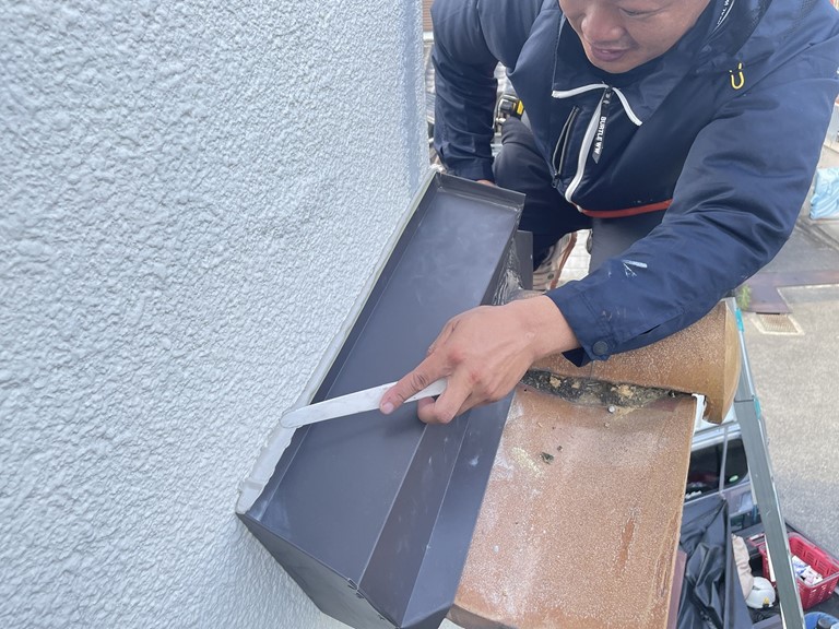 和歌山市コーキングをヘラで押さえます