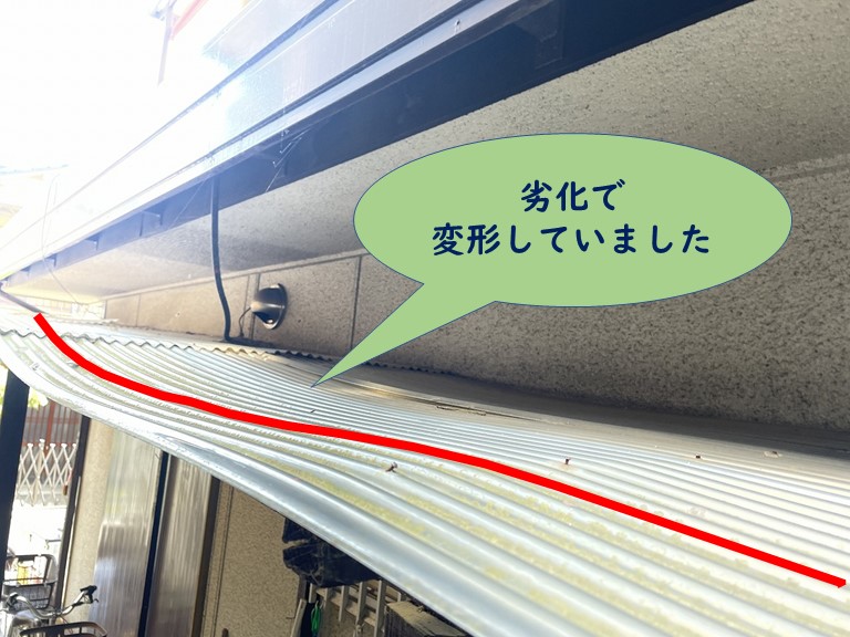 岩出市、波板は紫外線等の影響で変形します