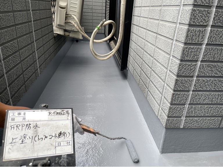 岩出市でFRP樹脂か固まってからトップコートを塗装