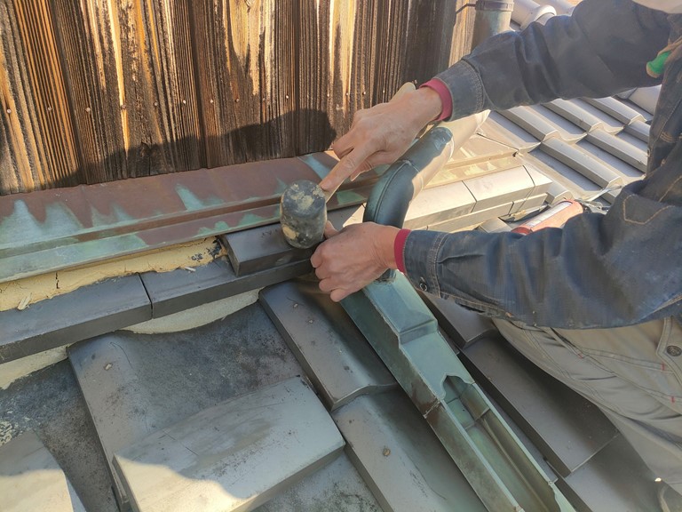 岩出市でゴムハンマーを使ってのし瓦を差し込みます