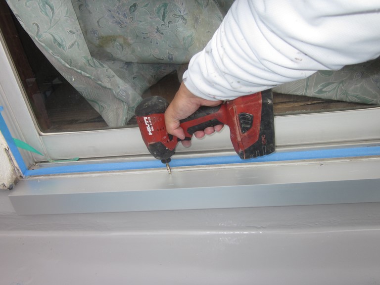 岩出市でアルミの水切りを固定していきます