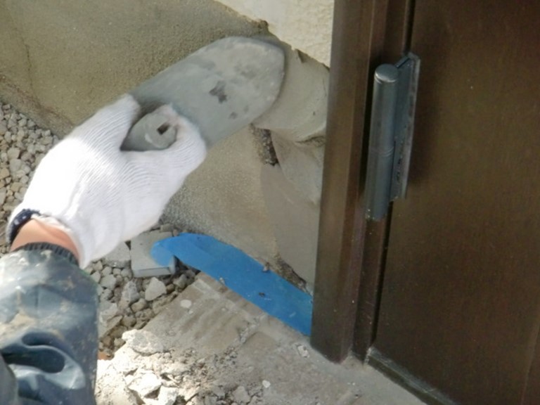 岩出市でエポキシ樹脂のモルタルのパテを作り塗っていきます