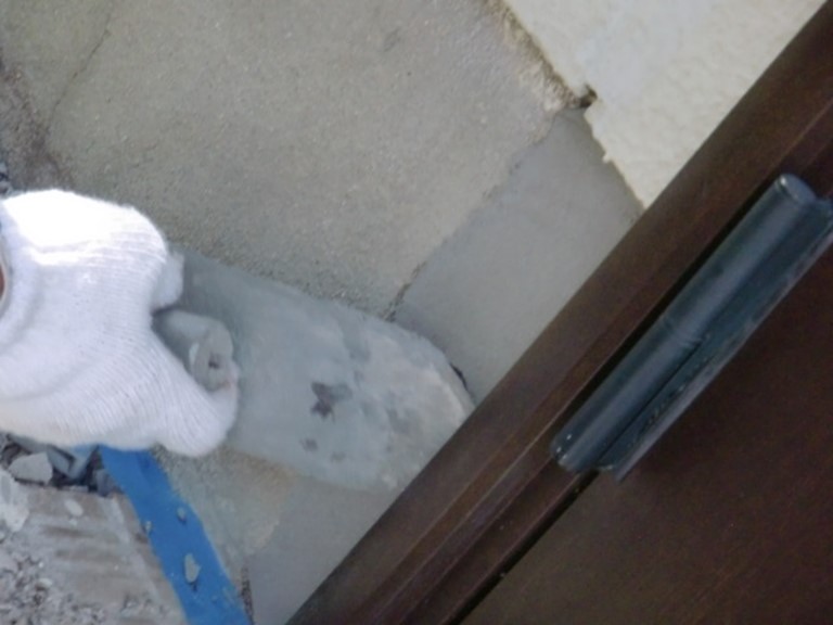 岩出市でエポキシ樹脂のモルタルのパテを作り塗って抑えながら平らにしていきます