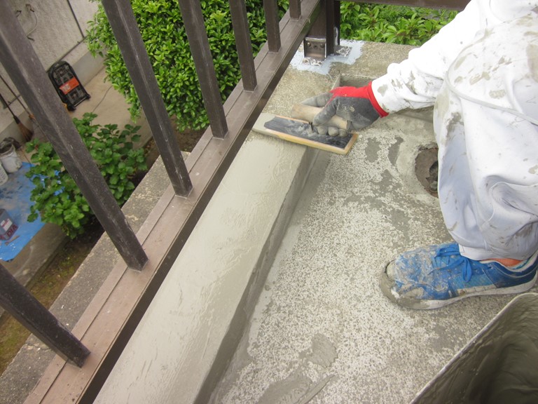 岩出市でカチオンフィラーをコテで目地を埋めるよう塗布していきます