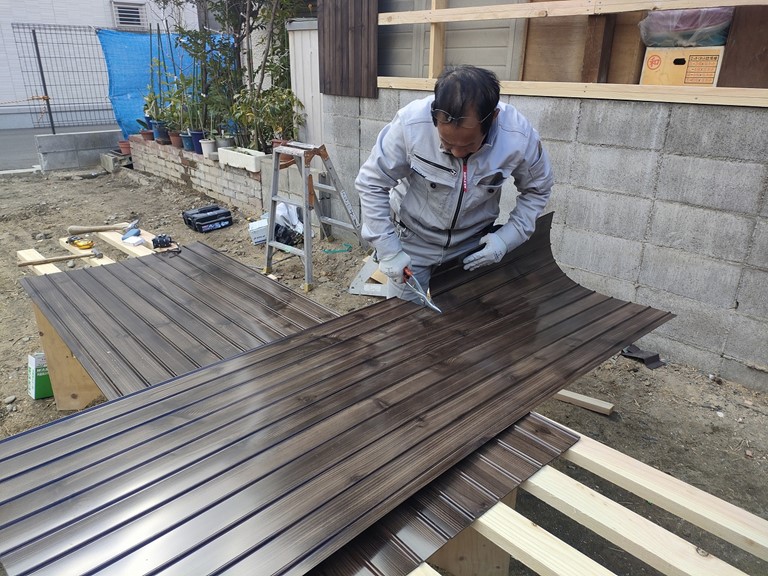 岩出市でカラー鋼板を加工します