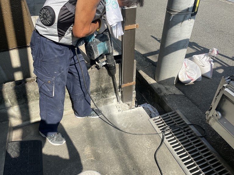 岩出市でカーゲートの柱を撤去します