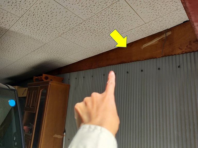 岩出市でガレージの取合いにある板を撤去