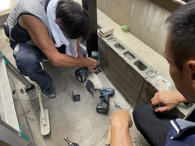 岩出市でコンクリートの部分にも柱を設置しました