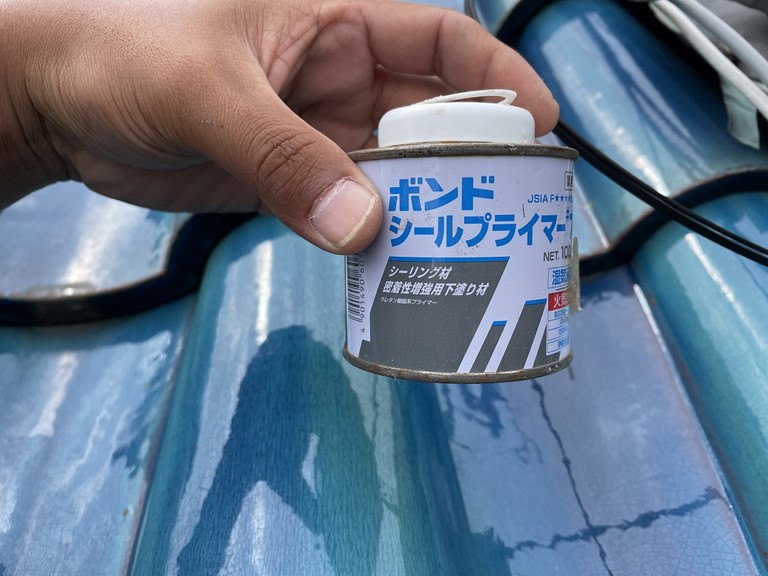 岩出市でコーキング用のプライマーと塗布します