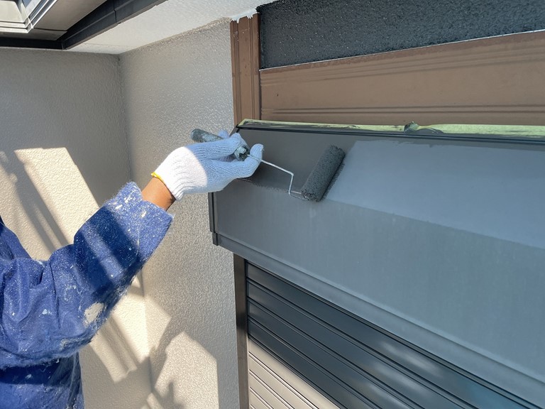 岩出市でシャッターボックスは刷毛で塗装