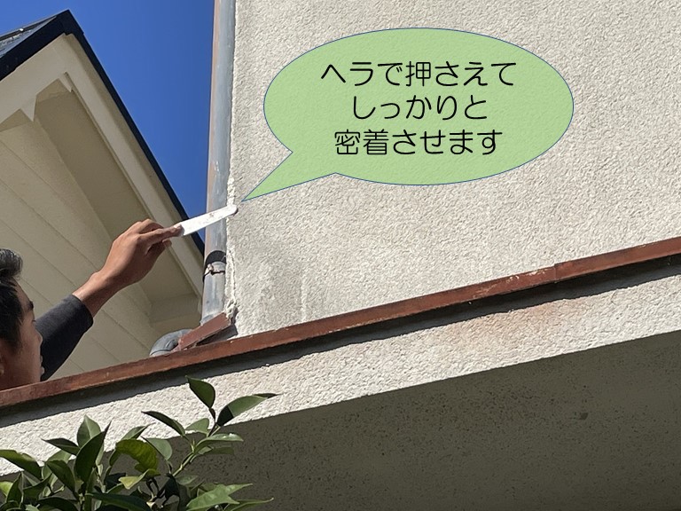 岩出市でシーリングをヘラで抑えます