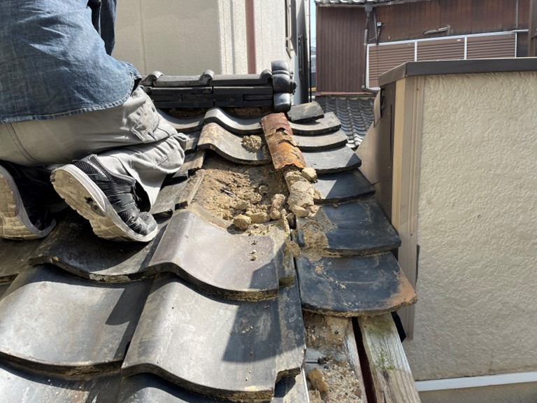 岩出市でズレた列の瓦を仮撤去