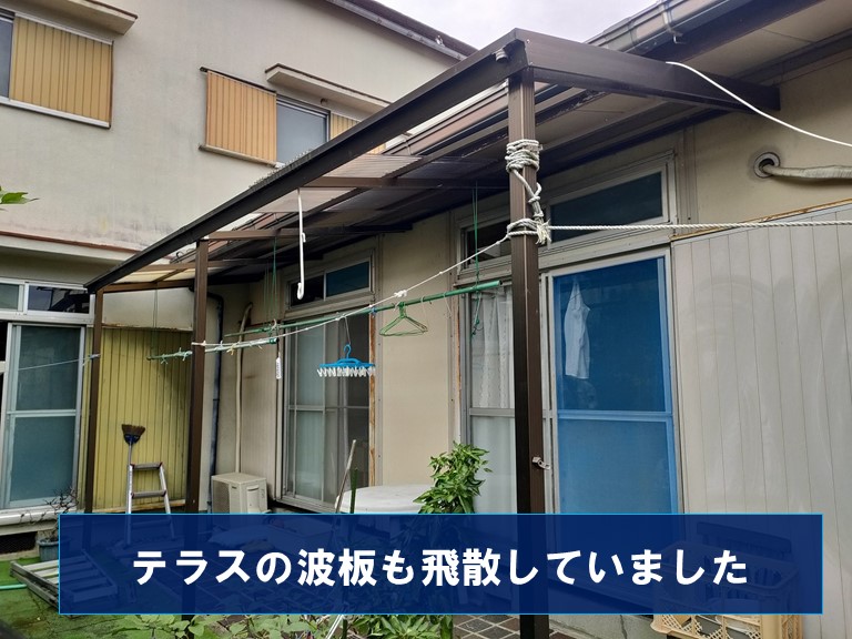 岩出市でテラスの波板も飛散していました