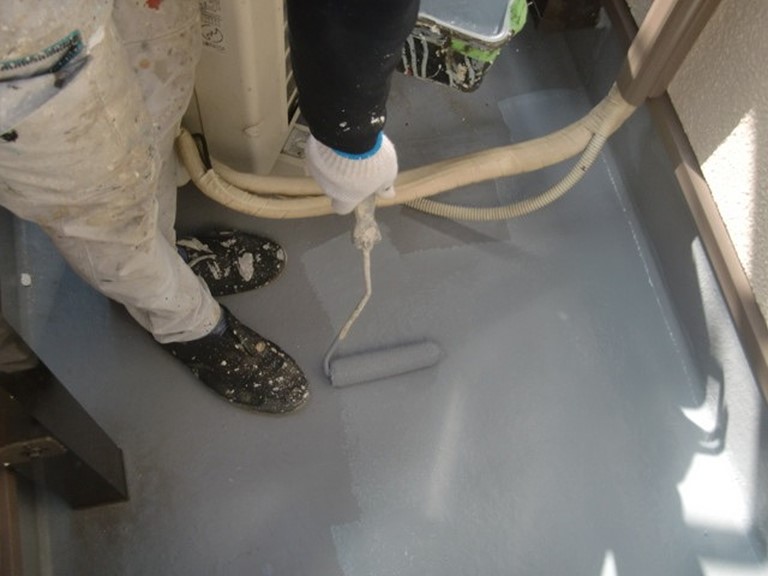 岩出市でトップコートを塗装し、雨漏りを防ぐ